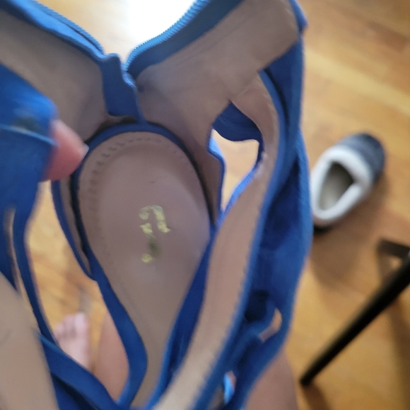 Shoes - Picture 4 of 6